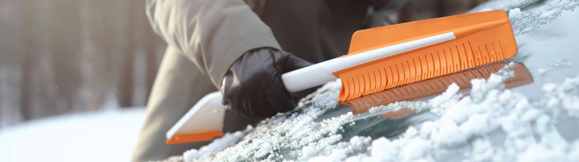 Щетка и скребок для льда Fiskars SnowXpert — Nissan Tiida (2G), 1,6 л, 2015  года | аксессуары | DRIVE2