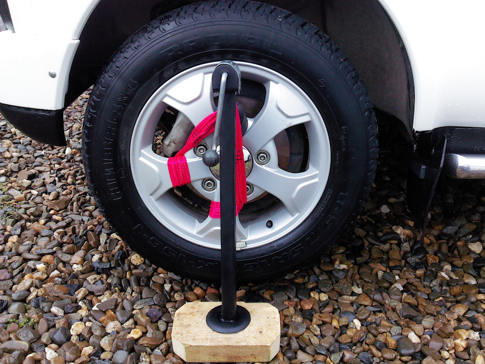 Подвязка переднего колеса (одна спица снизу). — Lada 4x4 3D. Запчасти на фото: 4112200