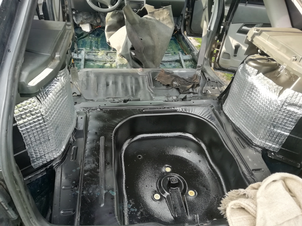 Разборка и обработка салона — Lada Приора хэтчбек, 1,6 л, 2011 года ...