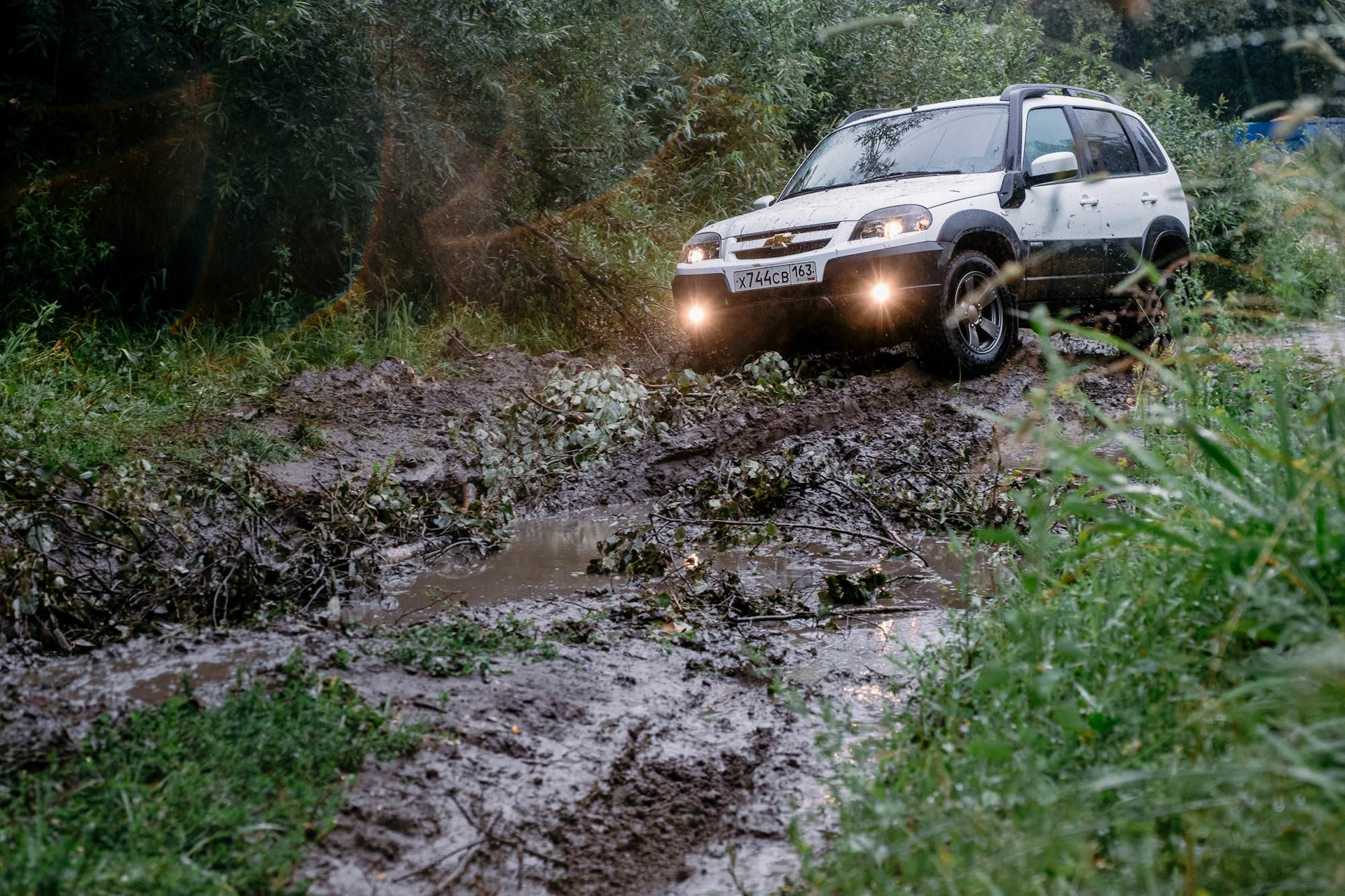 Chevrolet Niva белая Offroad