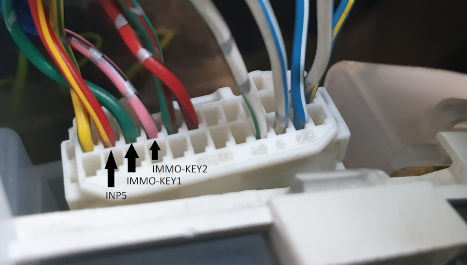 правый — Mazda 5 (2G)