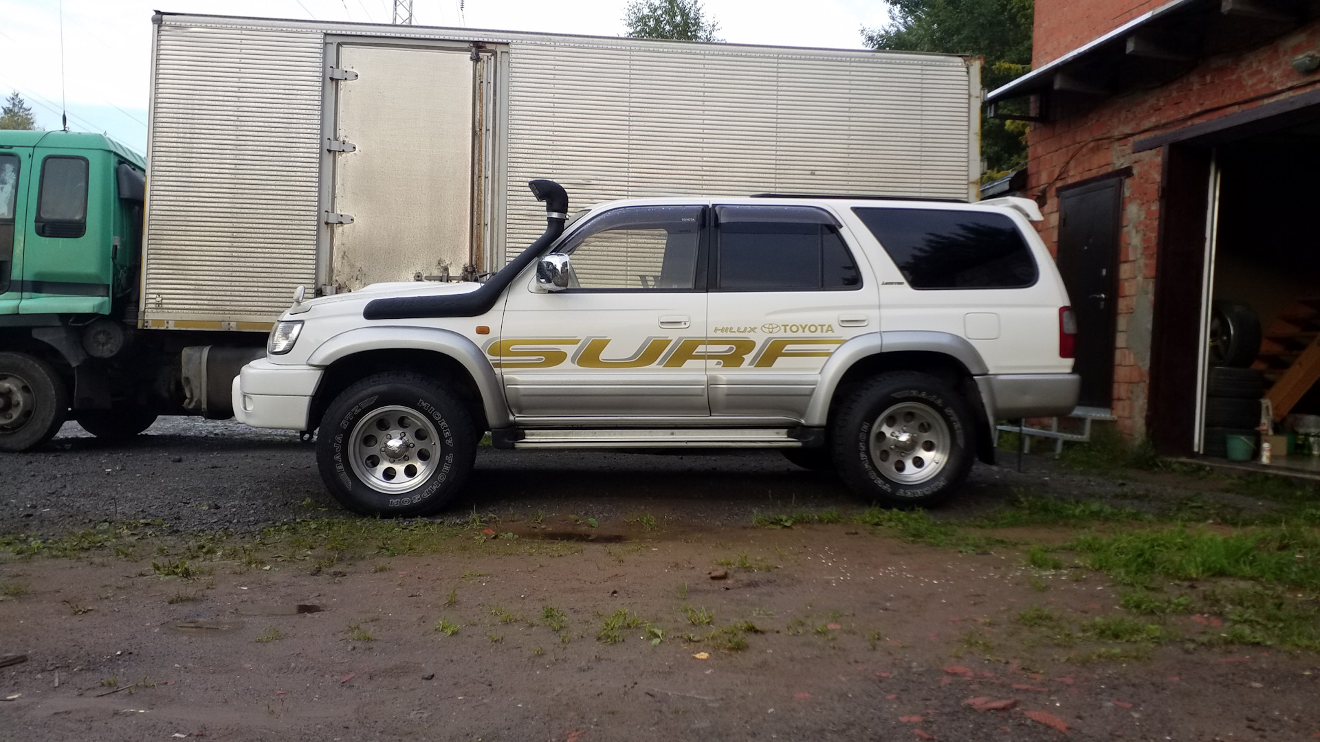 Toyota hilux surf кузова. Наклейка Toyota Hilux Surf. Тойота Найлах Сурф дизель 3.0 1998 лифт комплект. Диски Hilux Surf. Toyota Hilux Surf белый перламутр.
