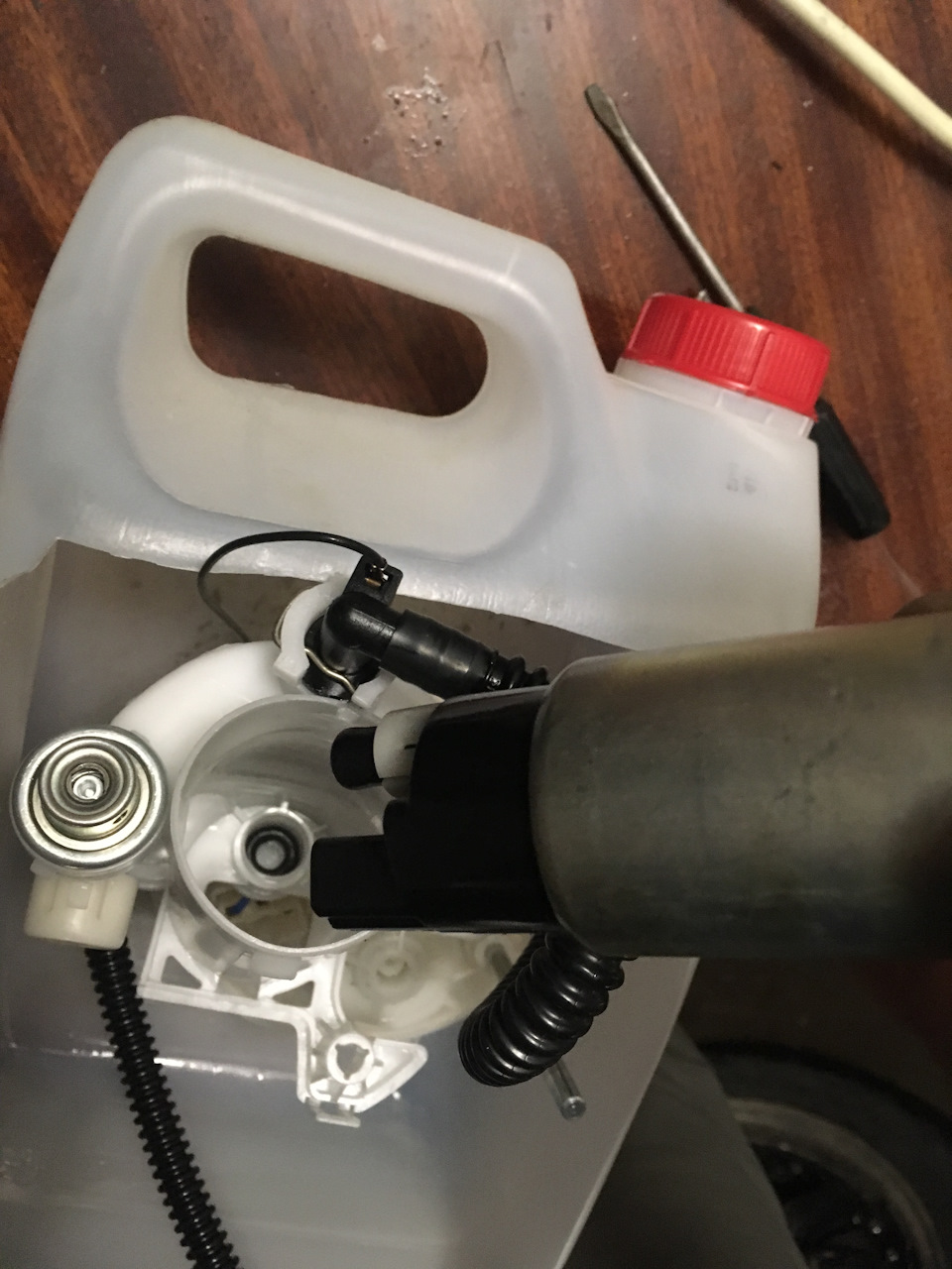 Горловина бака и рычаги. — Nissan Primera (P11-144), 1,8 л, 2000 года ...