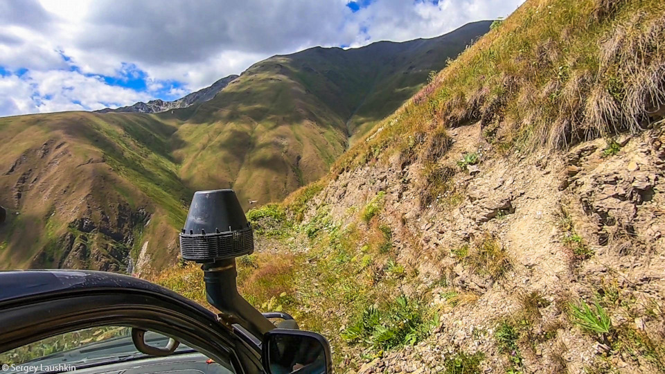 Перевал никогда не использовался колесной техникой. Местные говорят, что опоры ставились с использованием вертолетов, а высоковольтные кабели натягивались тяжелой гусеничной техникой. Поэтому развороты на перевале в большинстве случаев не доступны в один прием, даже без включенной межосевой блокировки. Ведь гусеничная техника вполне может развернуться практически на месте. — Mitsubishi Pajero Sport (2G)
