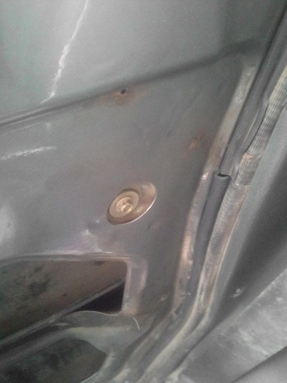 Затем изнутри закрутил болт(если затянуть болты снаружи, можно не попасть болтом изнутри) и слегка подтянул. — Lada 2120 Надежда