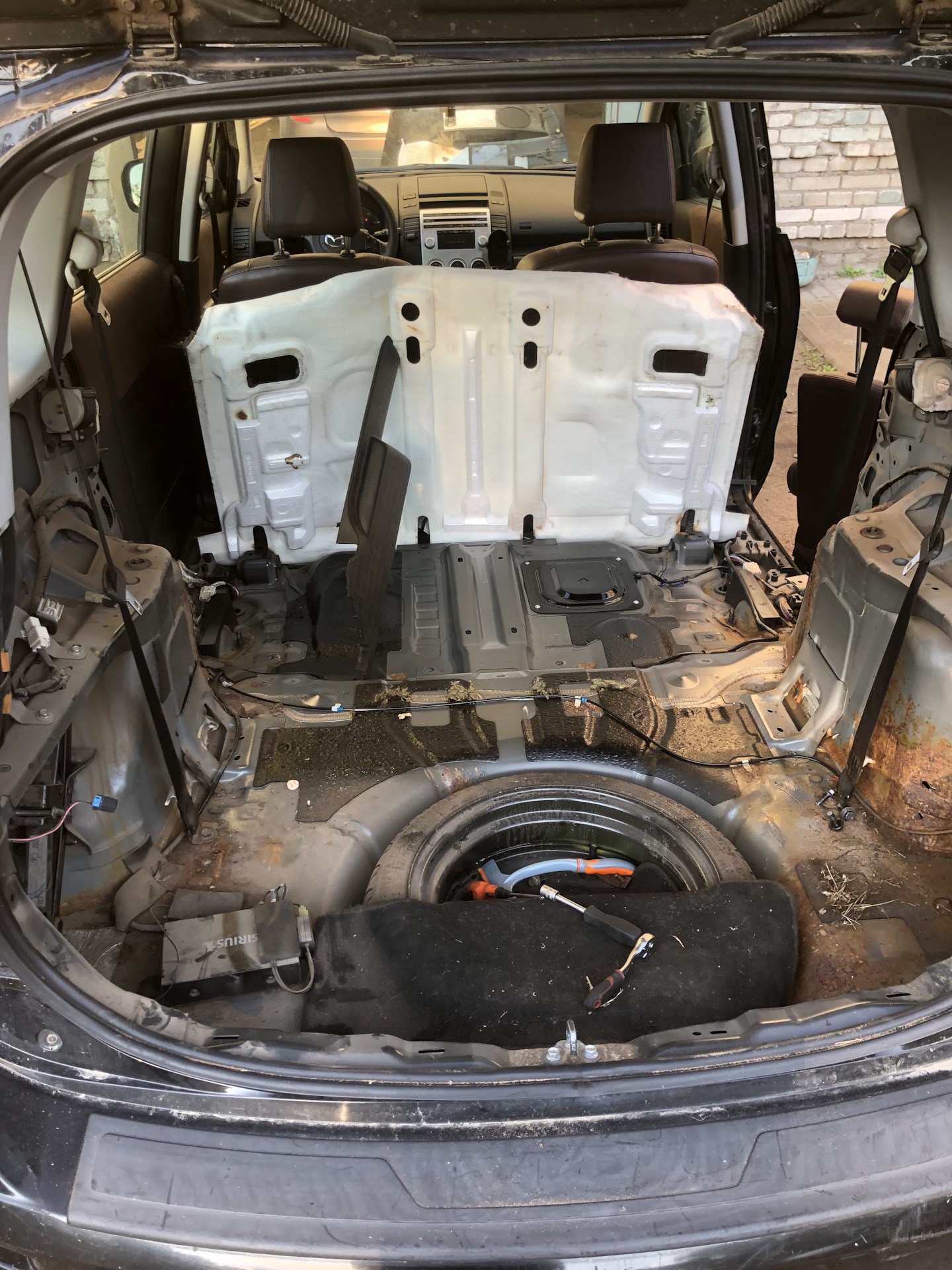 Замена топливного фильтра — Mazda 5 (2G), 2,3 л, 2007 года | плановое ...