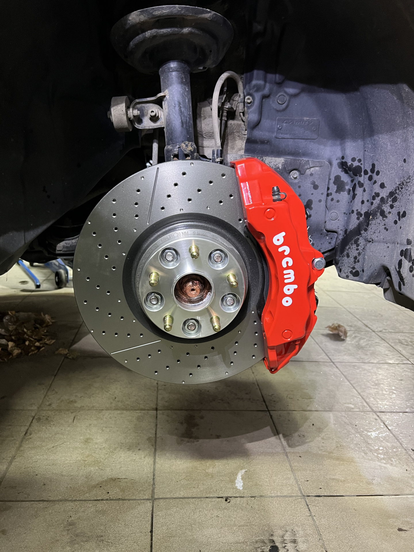 Эпопея с бьющими дисками. Часть 3. Установка Brembo — Toyota Camry (XV70),  2,5 л, 2018 года | визит на сервис | DRIVE2