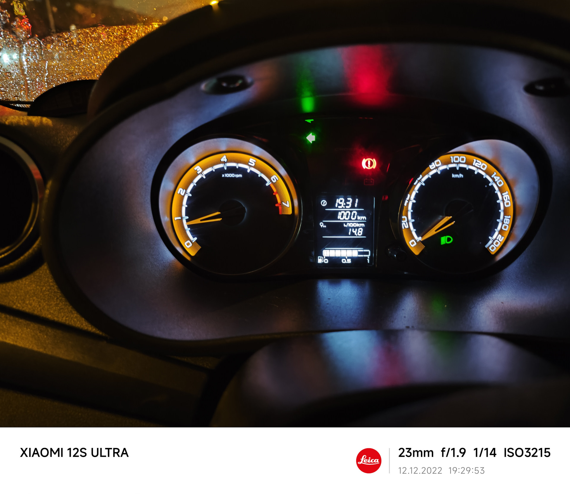 1000км, светильник для пассажиров, и надпись "Жигули" . — Lada Гранта ...