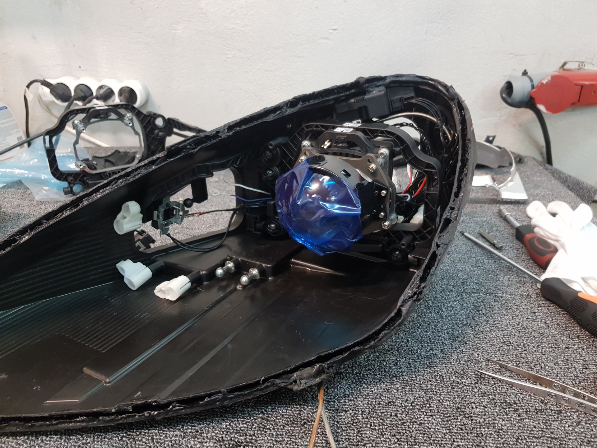 Установка led модулей. Bi led 1. Линзованные дополнительные фары. Установка led модулей. Светодиодные би лед модули линзы солярис 2.