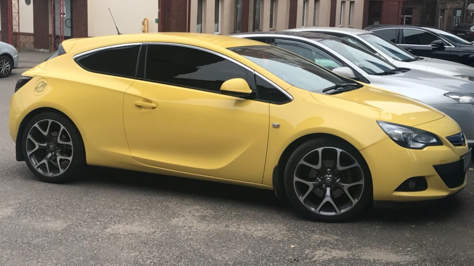 Opel Astra h GTC желтая