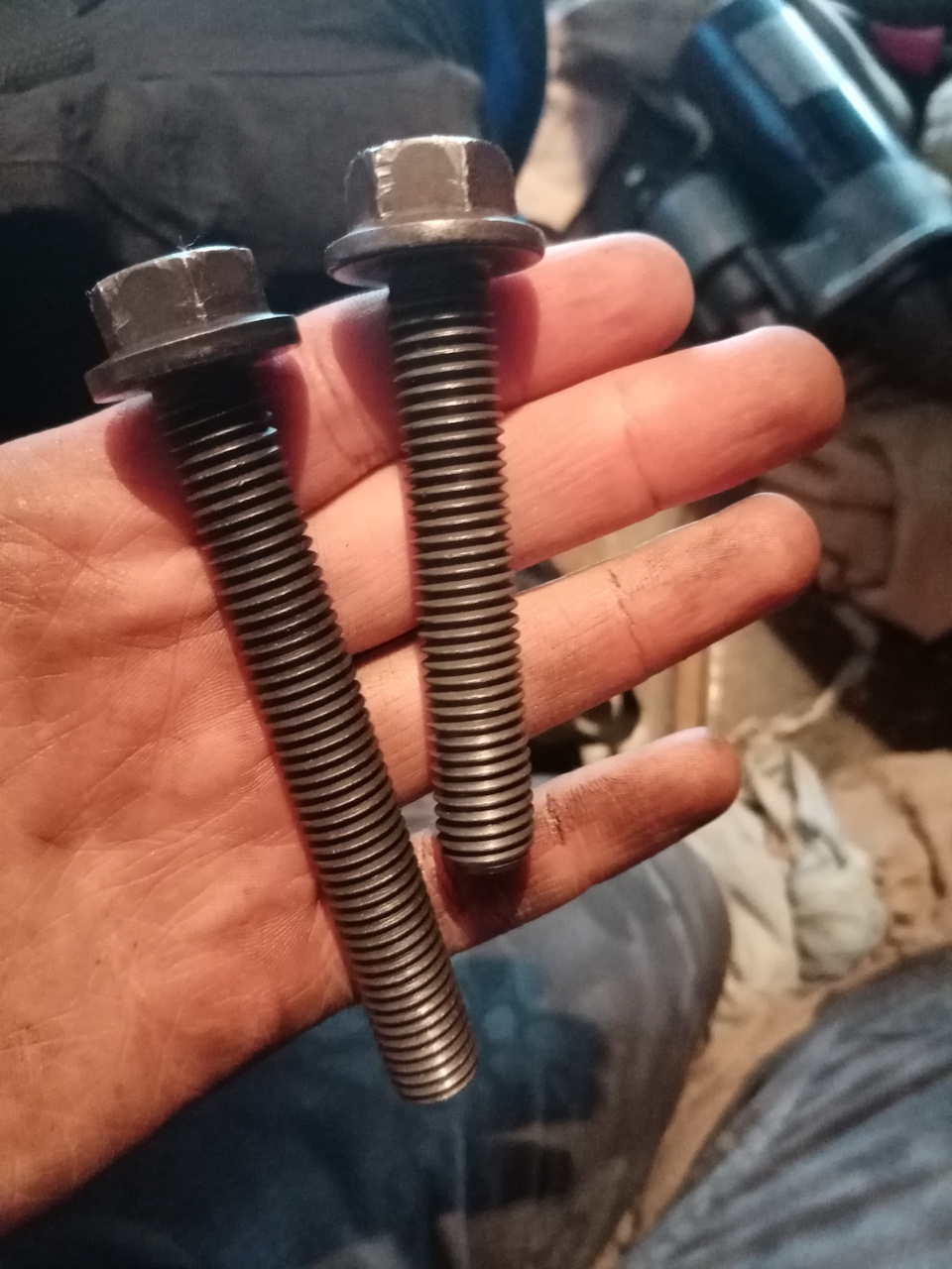 Длинный — нижний на 17, короткий — верхний на 16. За оригинальность этих болтов не ручаюсь, так как кроме маркировки их прочности на них больше ничего не было. — Audi A4 (B5)