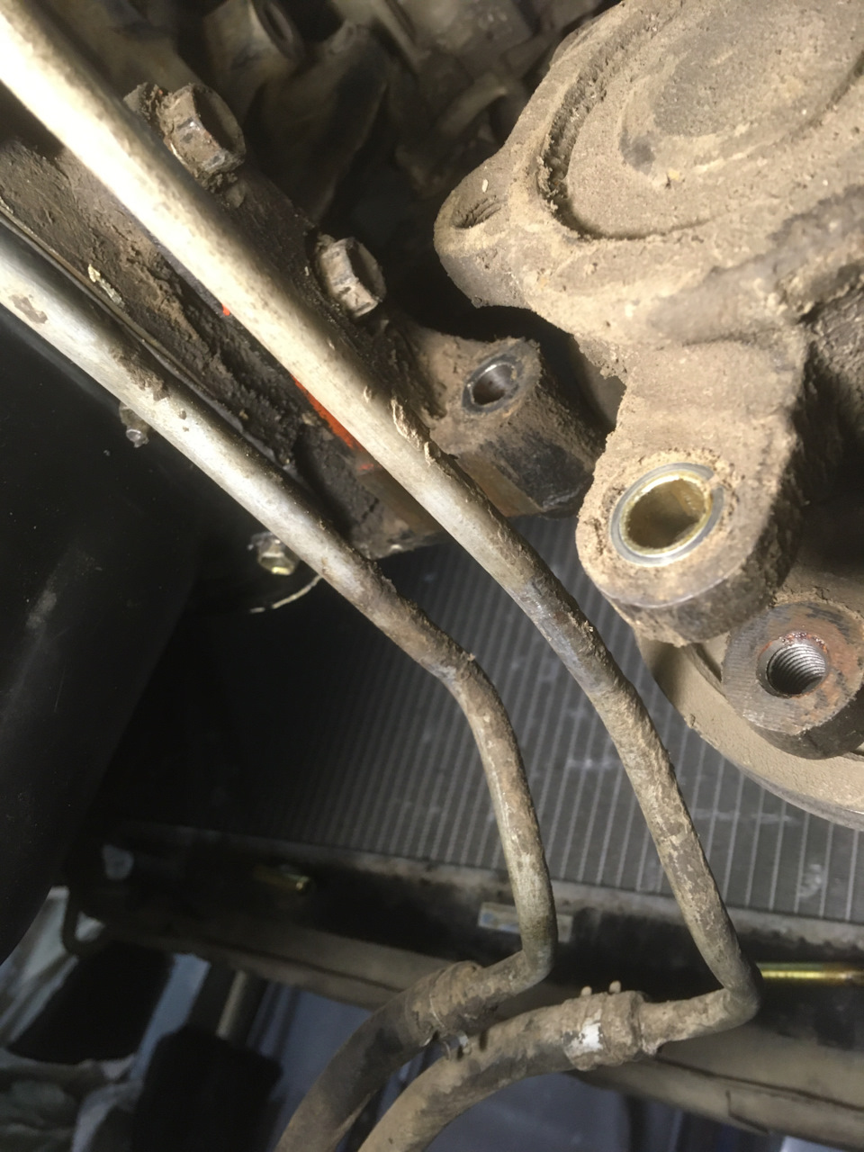 Данные болты перекрыты корпусом насоса — Toyota Mark II (90)