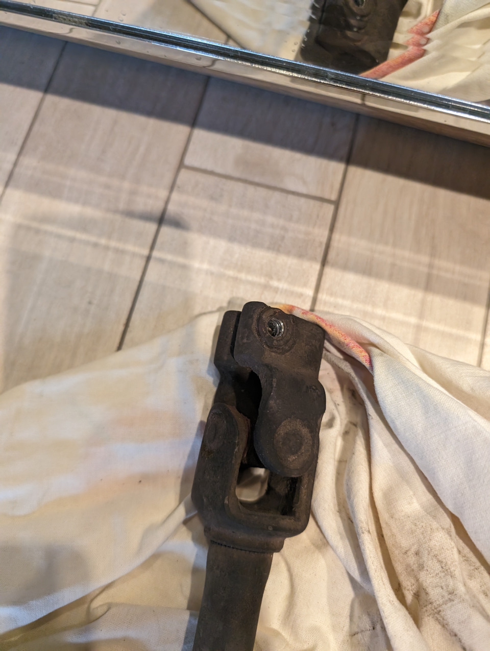 Замена крестовины рулевого вала Q5 (кардан) — Audi Q5 (1G), 2 л, 2010 ...