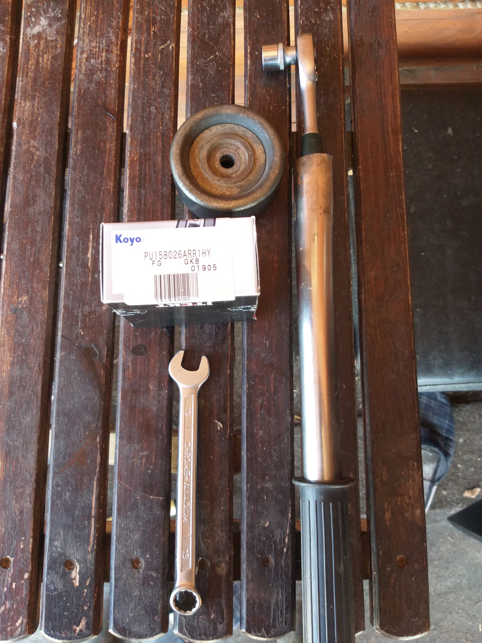 Замена паразитного ролика ручейкового ремня 10 мин. — Mitsubishi Pajero ...