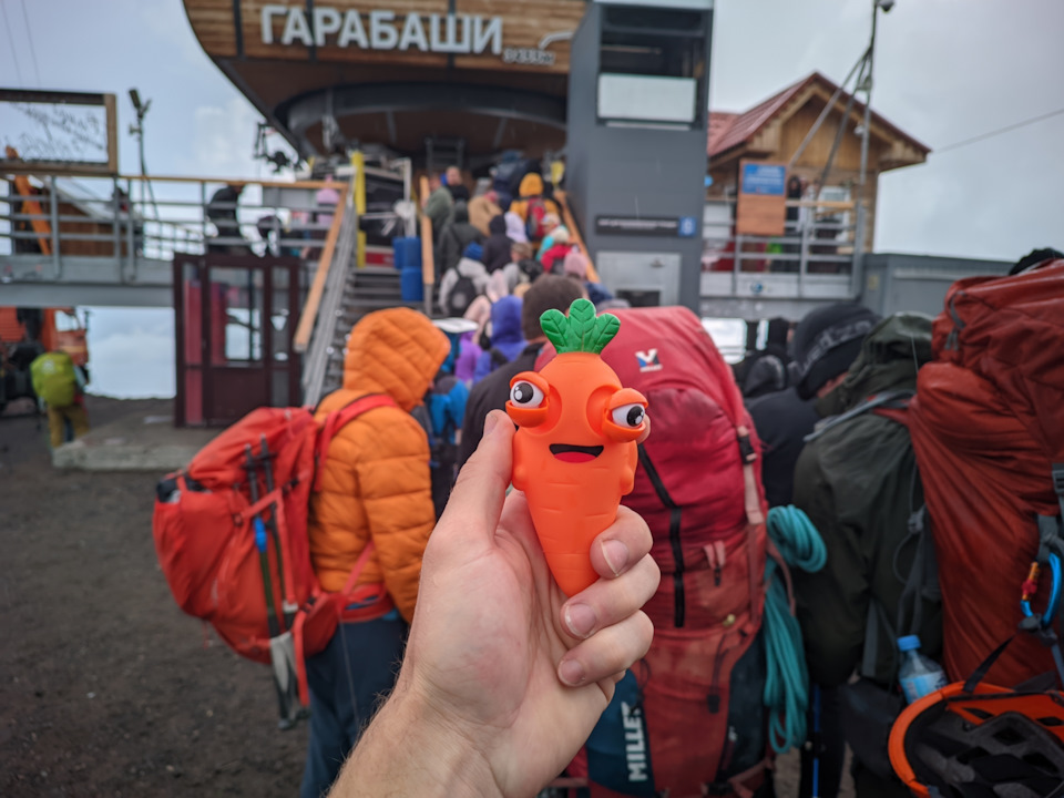 Эта игрушка, выпучивающая глаза, когда на неё надавливать. На Эльбрусе, как и на Джилы-су выглядела вот так. Оказывать на неё давление уже не требовалось) Наш барометр в этой поездке — Chevrolet Niva (1G)