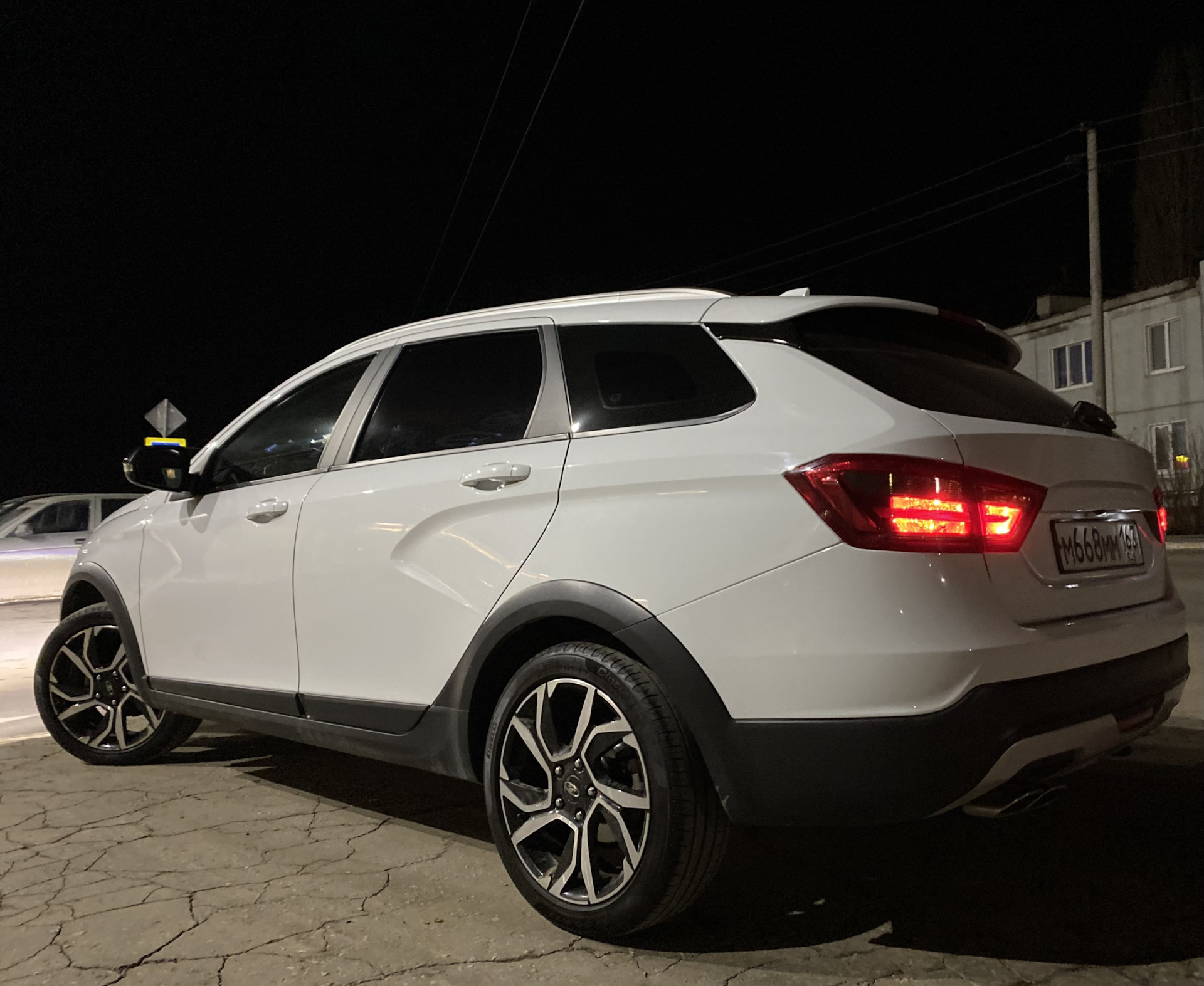 24®. Диски Веста Спорт на Весту СВ Кросс + Мини-линзы в ближний — Lada ...