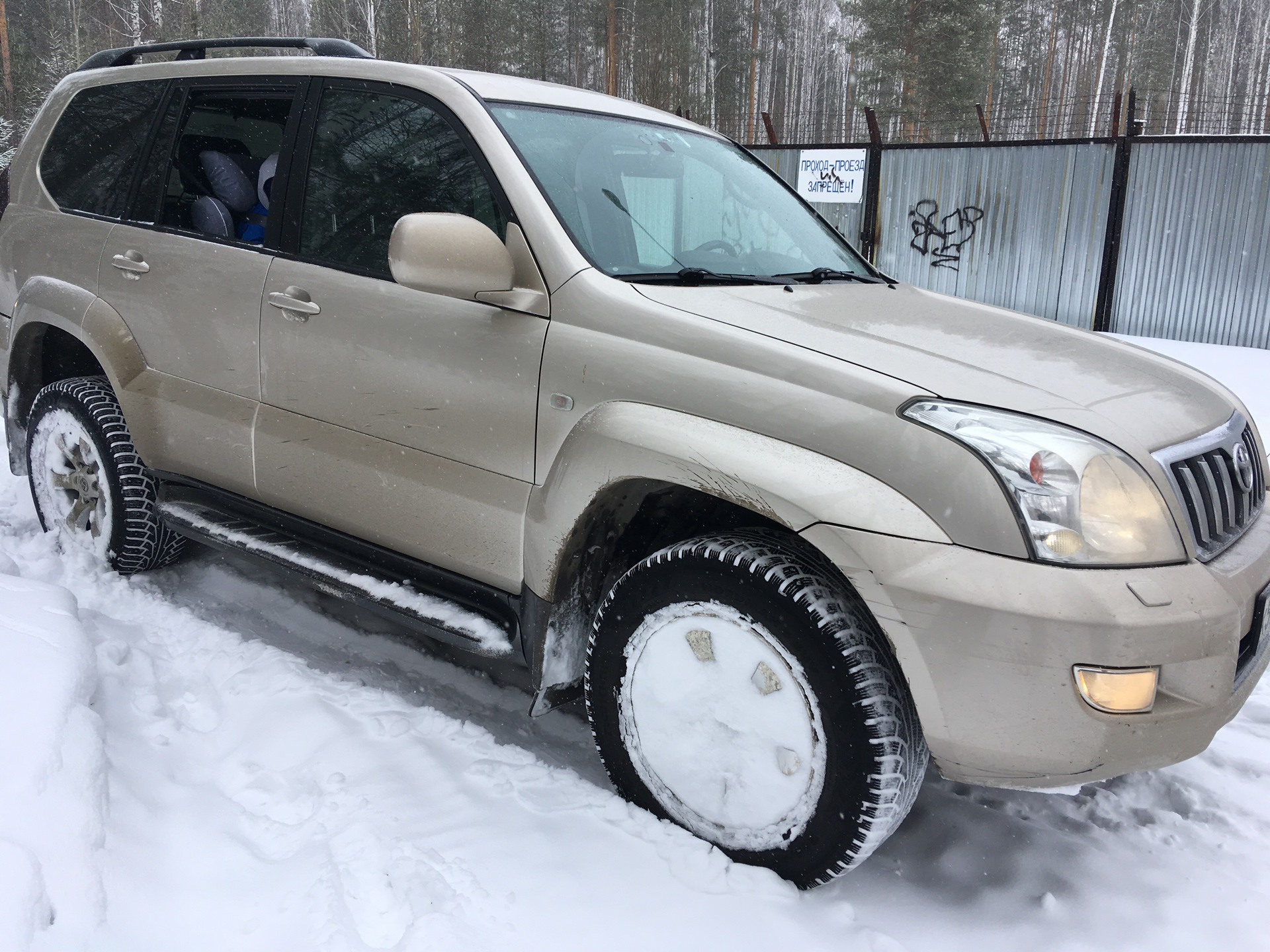 Прадо 120 хмао. Toyota Land Cruiser Prado 120 Snow. Toyota Land Cruiser Prado 120 зимой. Прадо 120 по снегу. Белый Прадо 120 зимой.