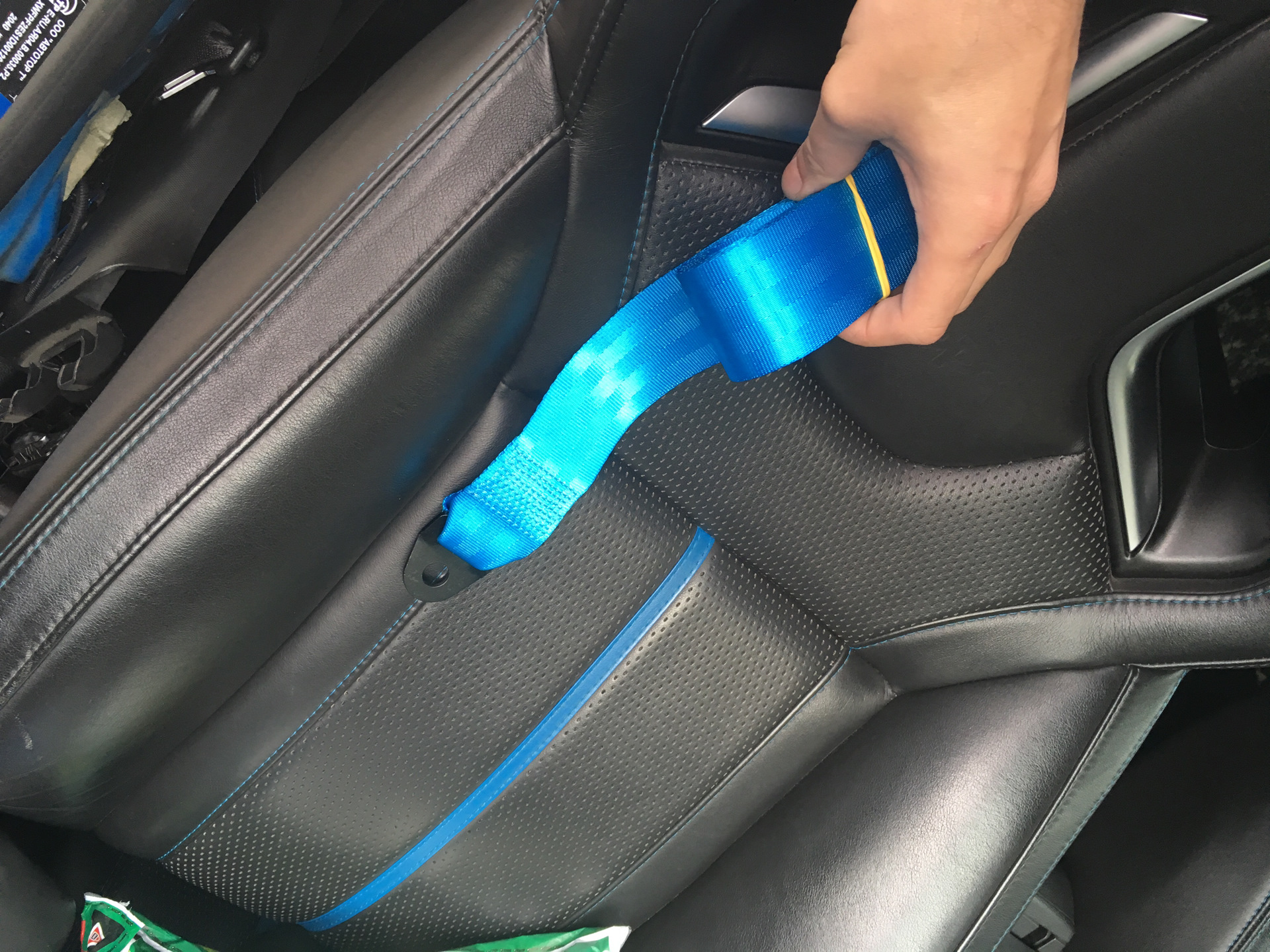 Цветной ремень безопасности. BMW g20 ремни безопасности синие. Разноцветные ремни безопасности. Синие ремни безопасности в салоне. Цветные ремни безопасности в авто.