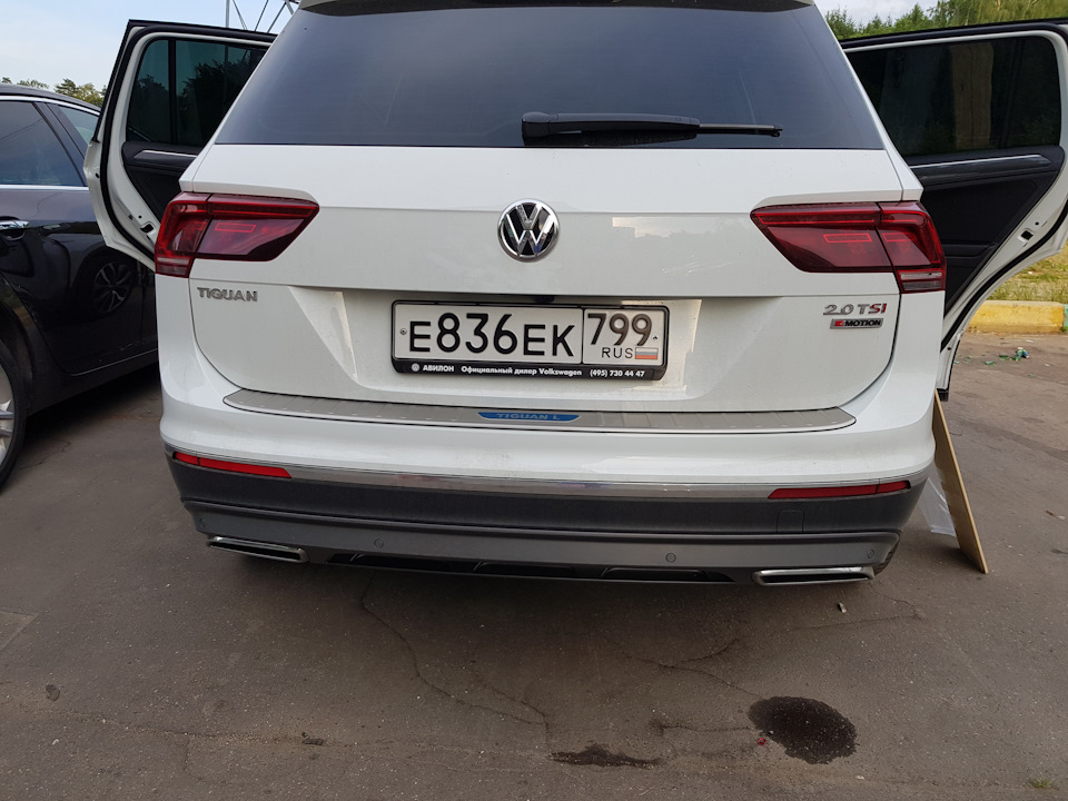 Тигуан шильдики. Задний бампер Тигуан 2019. Tiguan шильдик 2021. Задний бампер Тигуан 2021.