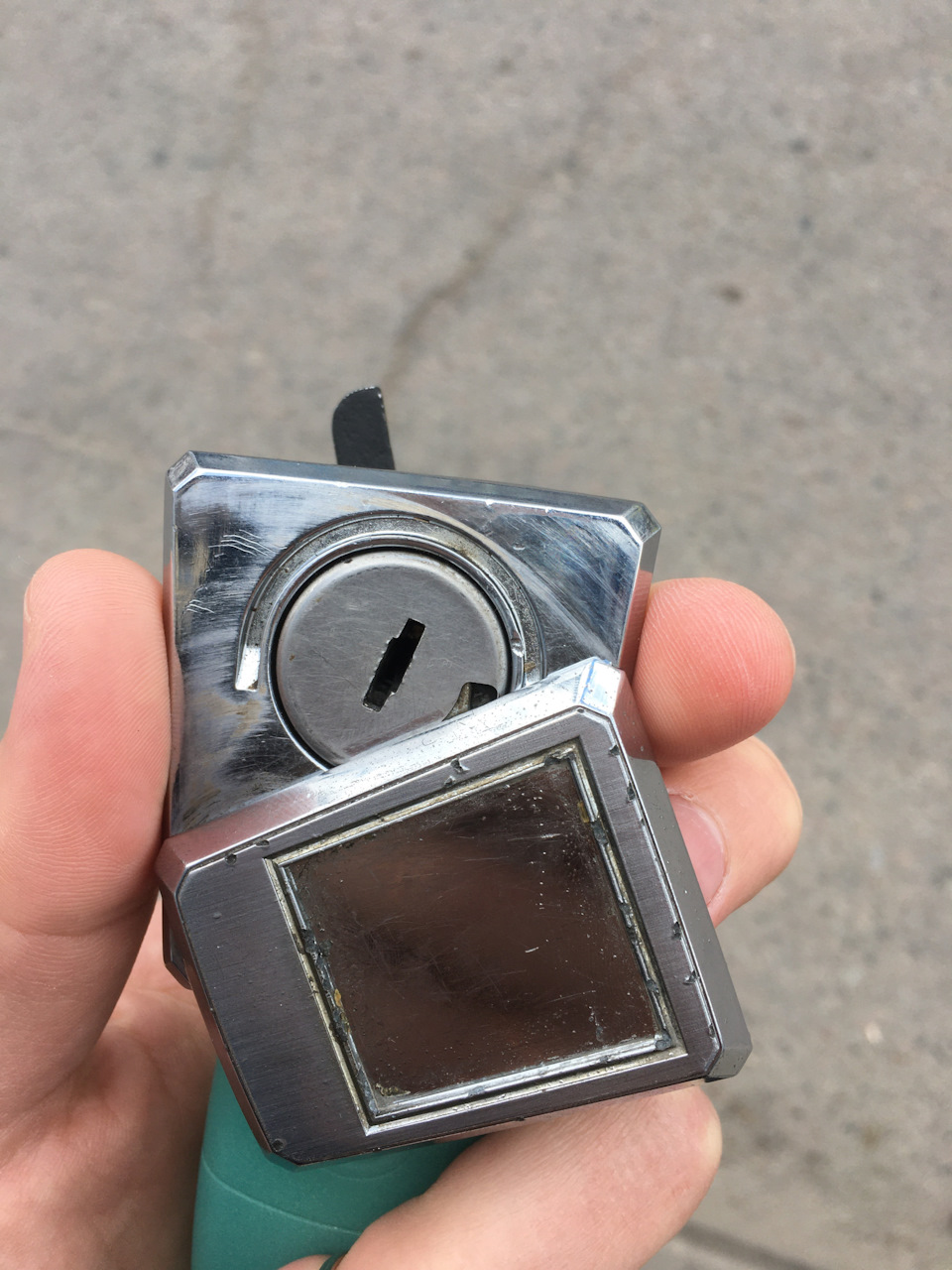 К сожалению, корона не сохранилась за годы жизни — Toyota Crown (S120)