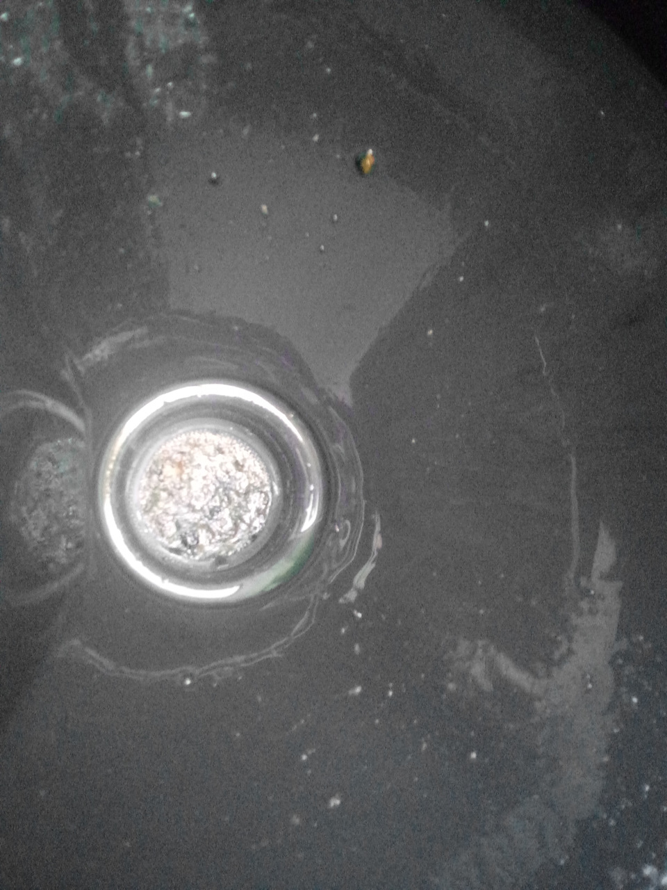 Слил антифриз из шлангов поочередно в воронку, на стенке остались присадки, я летом промывал систему, видимо недостаточно. — Lada 2120 Надежда