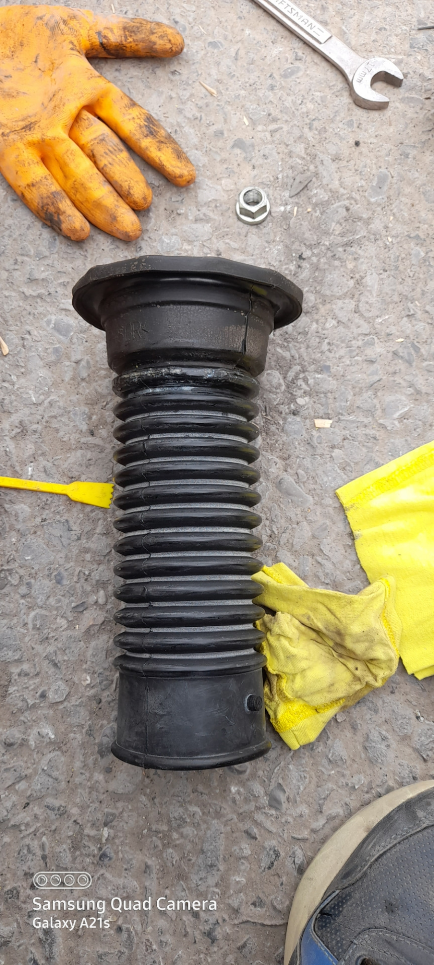 Замена пыльника амортизатора — Toyota Yaris (p2), 1,3 л, 2008 года ...