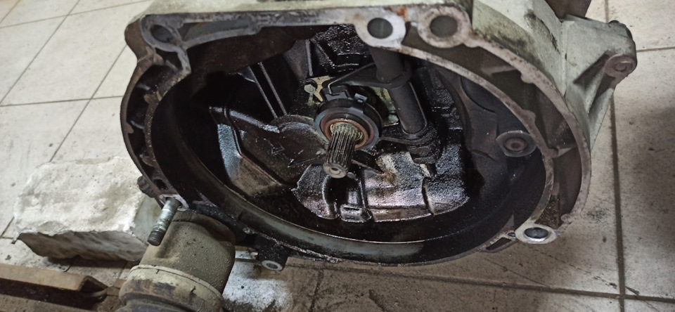 Замена заднего сальника коленвала, плановое ТО, замена масла в коробке ...