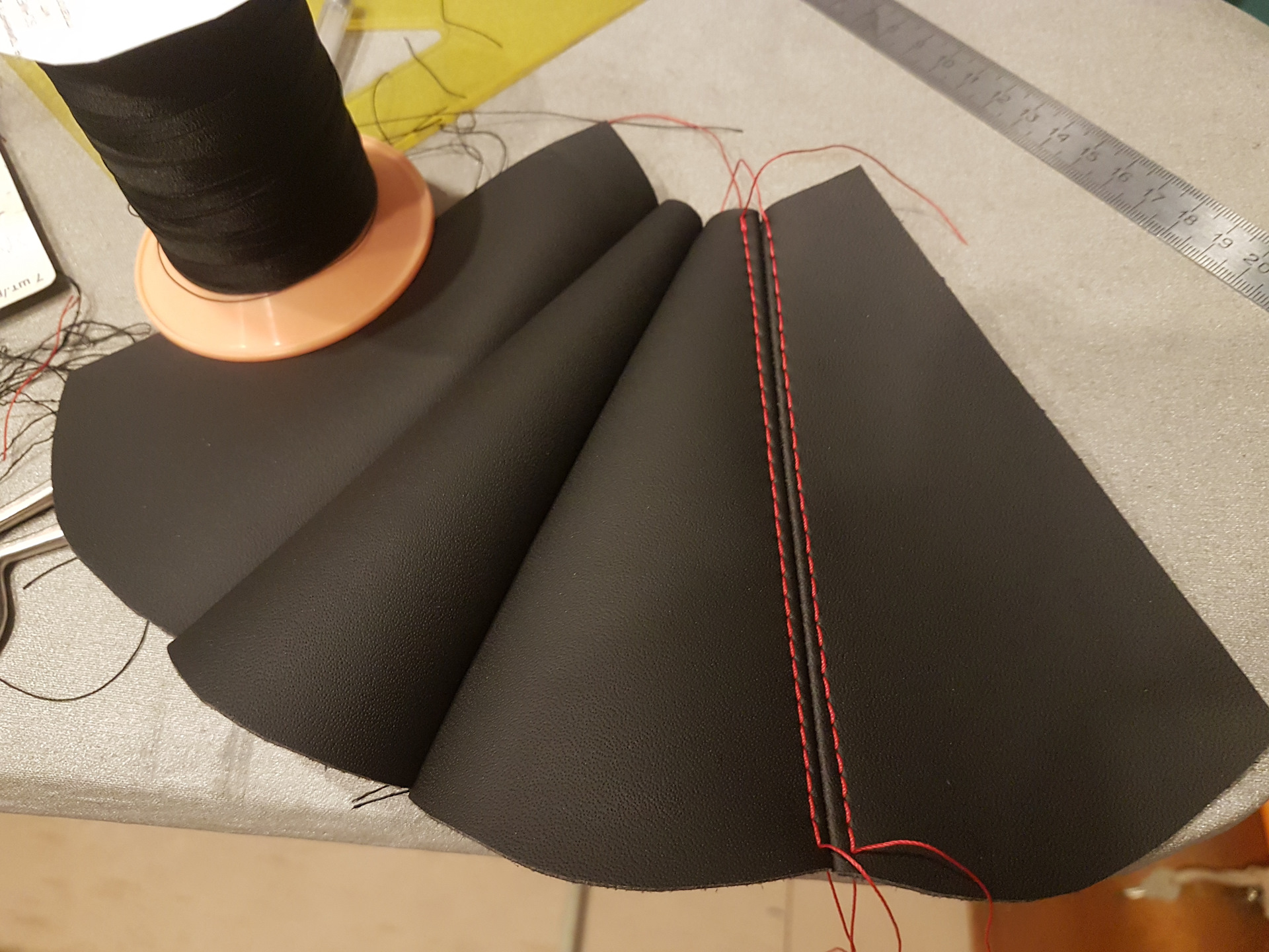 Поделки из кожзама автолюбителям. Строченная кожа. Что можно сшить из замши. Как сшить экокожу. Кроим материал экокожу.