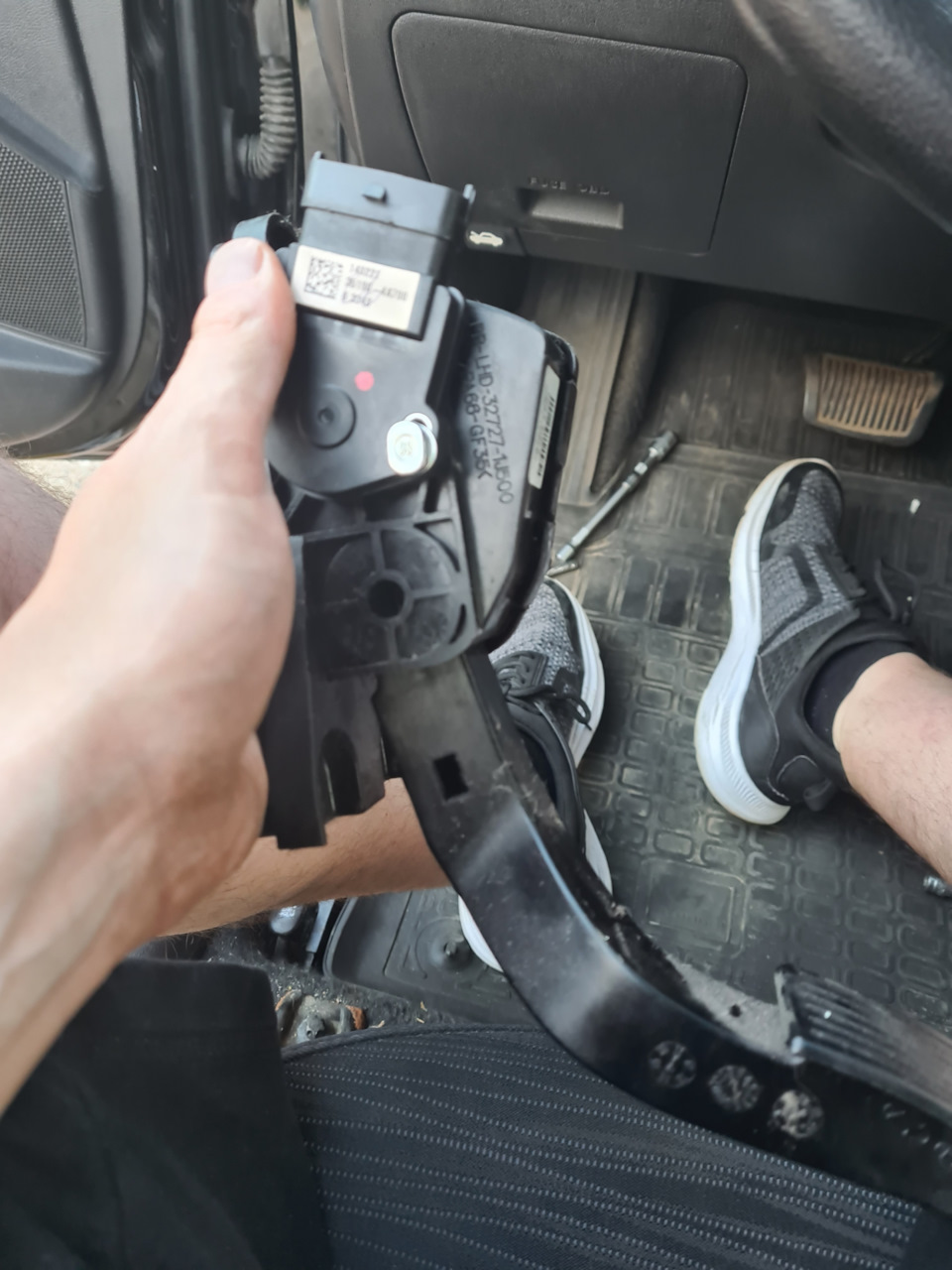 Скрип педали газа — Hyundai Solaris, 1,4 л, 2015 года | поломка | DRIVE2