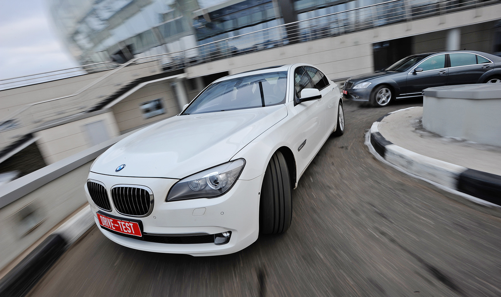 Отзыв bmw 7. BMW 7 литров. BMW 7 С увеличенной крышей. БМВ 7 3200x1200/1/ 4 машины 2019 2024.