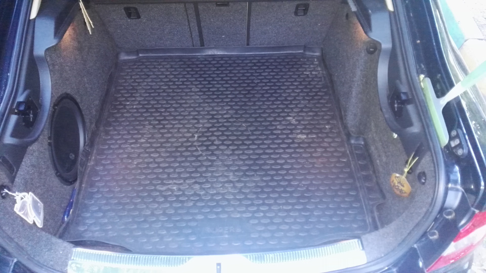 Пришлось заколхозить коврик багажника :))))) — Skoda Superb Mk2