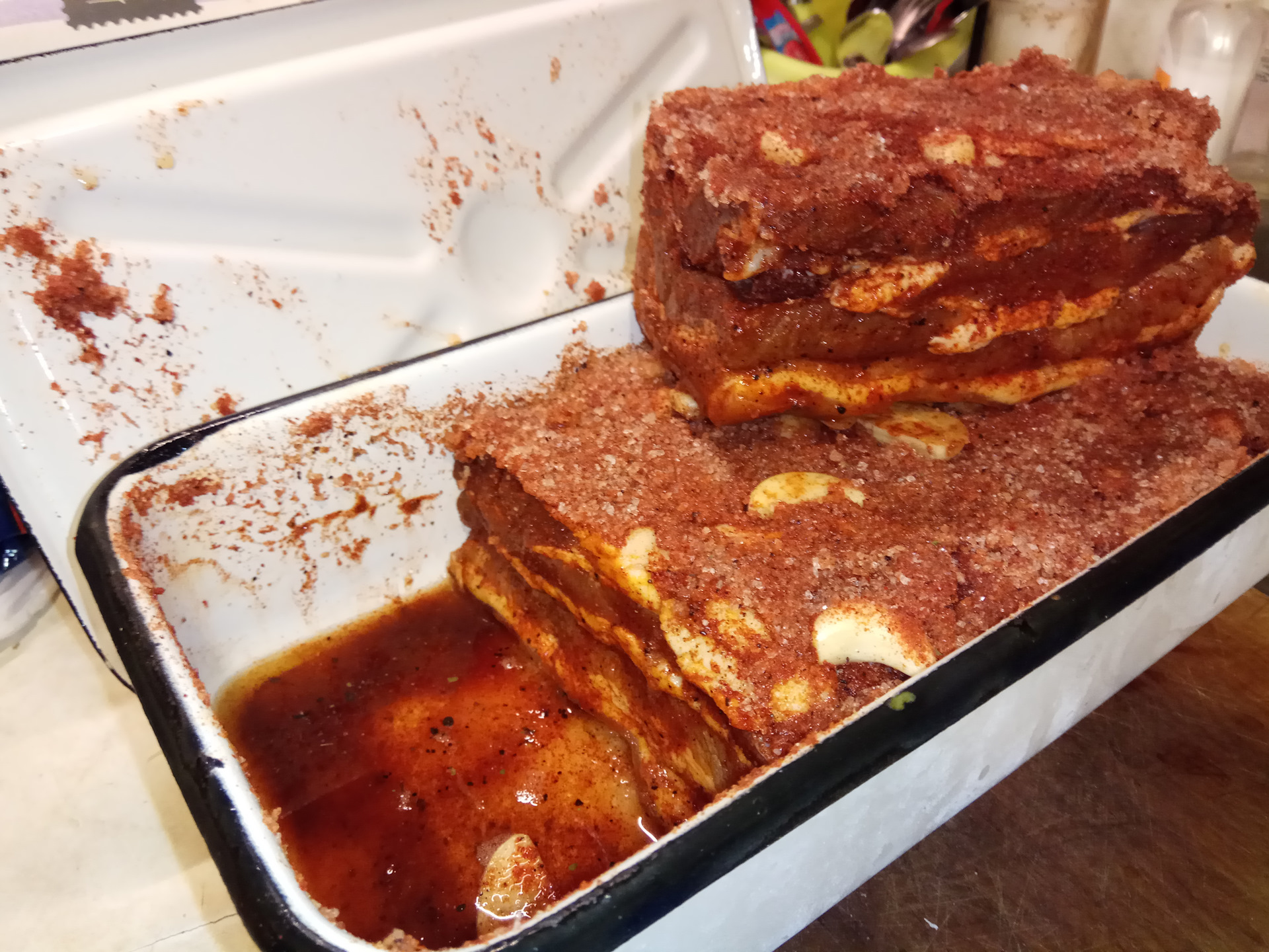 грудинка в горячем рассоле. грудинка сухого посола с чесноком. рецепт сухой засолки грудинки. рецепт сухой засолки грудинки. сало грудинка соленая.