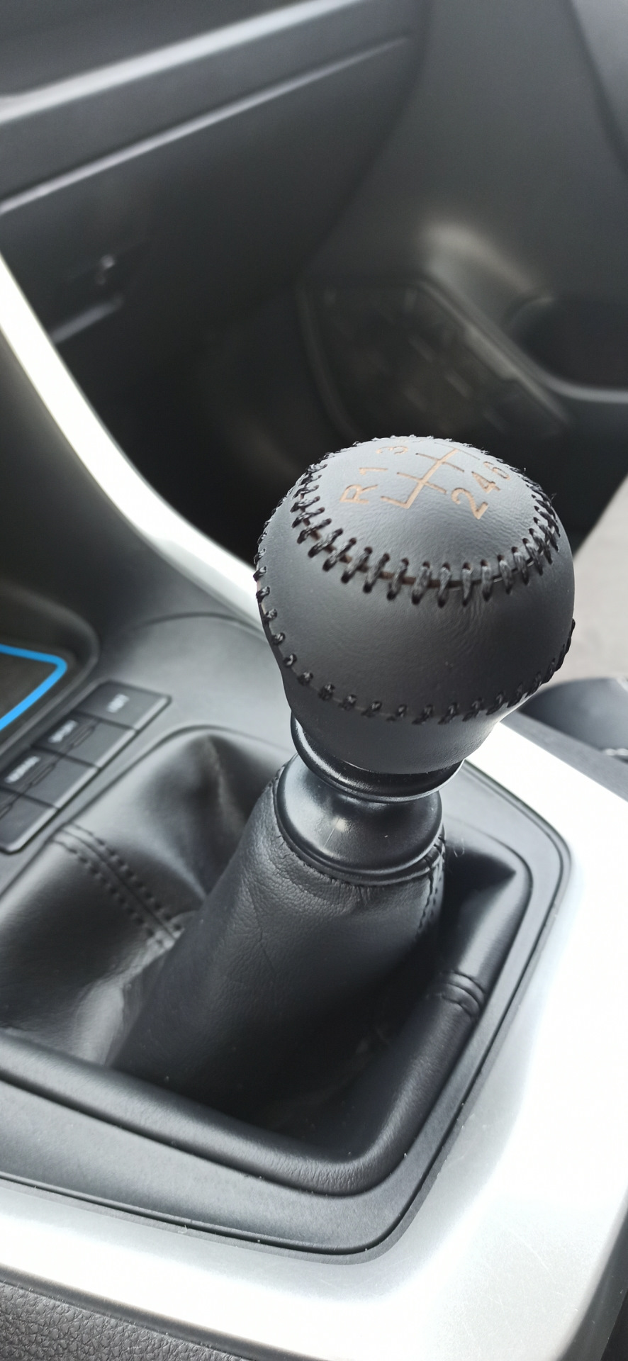 Рычаг МКПП в кожу — Toyota RAV4 (5G), 2 л, 2020 года | своими руками ...
