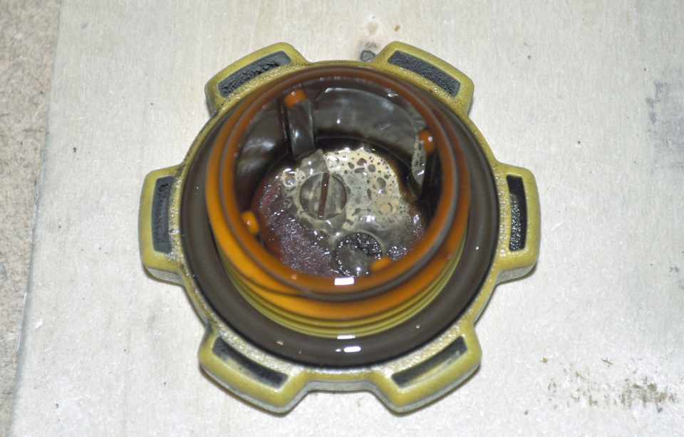 Эмульсия на маслозаливной крышке — Subaru Legacy (BE/BH/BT), 3 л, 2002 ...