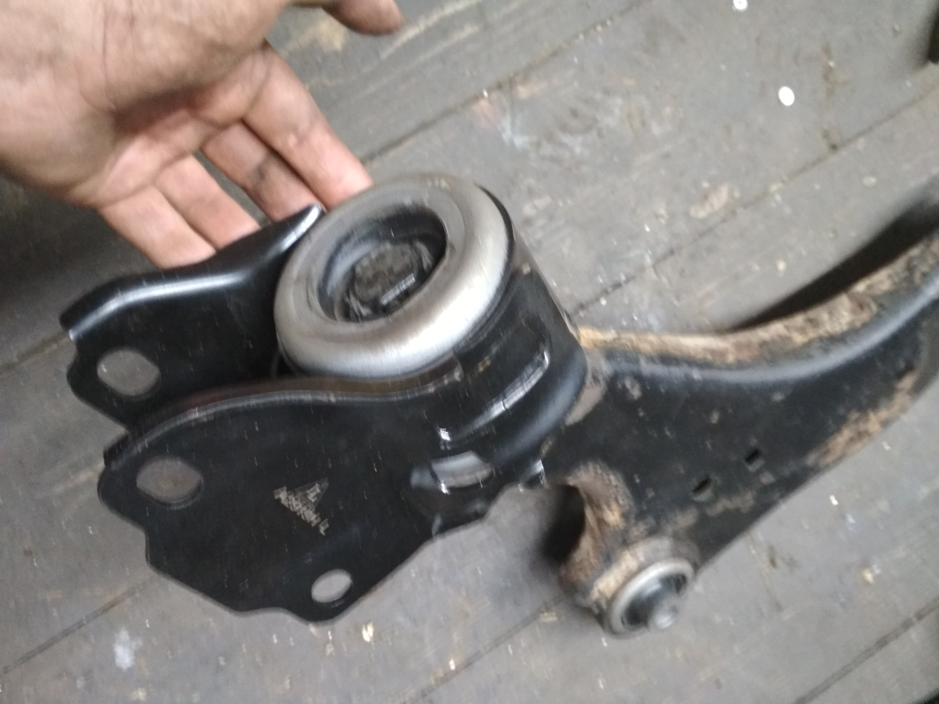 замена сайлентблоков шаровых. ниссан икстрейл т31 сайлентблоки передних рычагов. замена шаровых опор приус 20. сайлентблок задний переднего рычага ниссан максима а33. сайлентблок шаровой опоры.