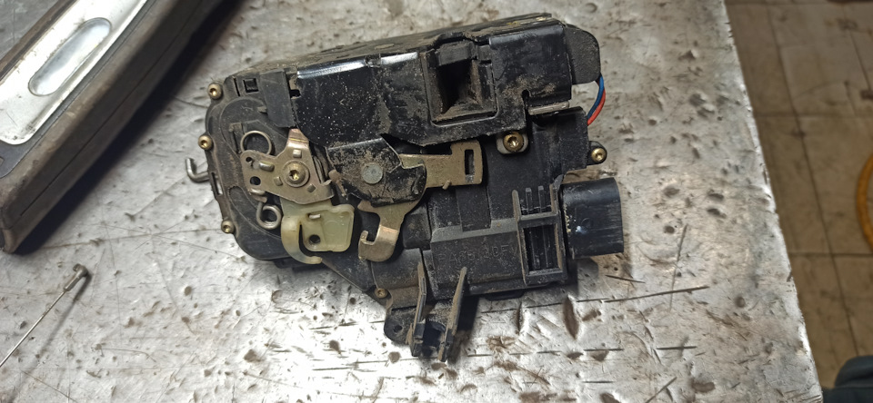 Замена концевика педали тормоза и ремонт замка двери — Audi A6 (C5), 3 ...