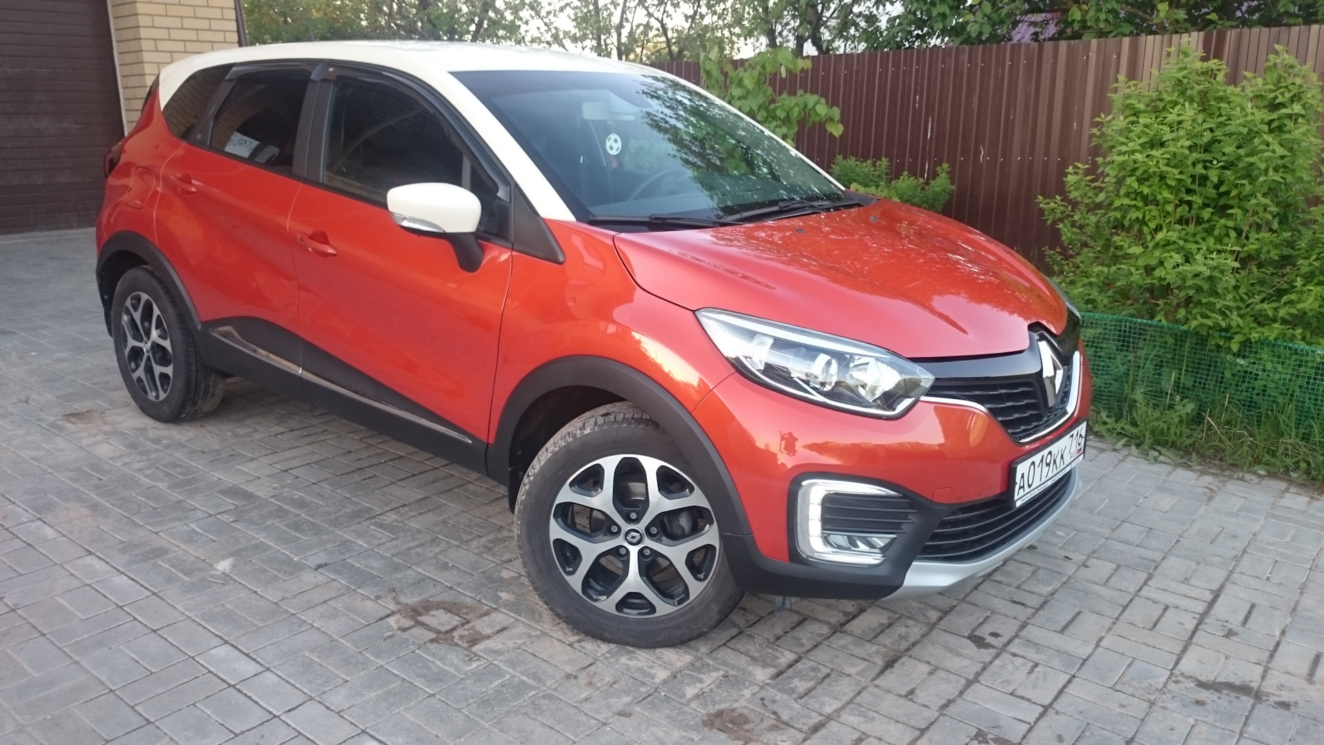 Renault captur регламент то. Рено 32. Логан каптур 16г. 215 70 16 на каптюр. Renault captur 2018.