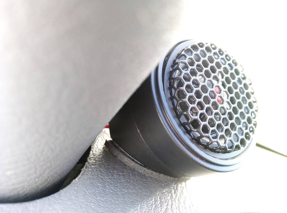 На двухсторонний скотч идущий в комплекте. — Hyundai Accent (2G)