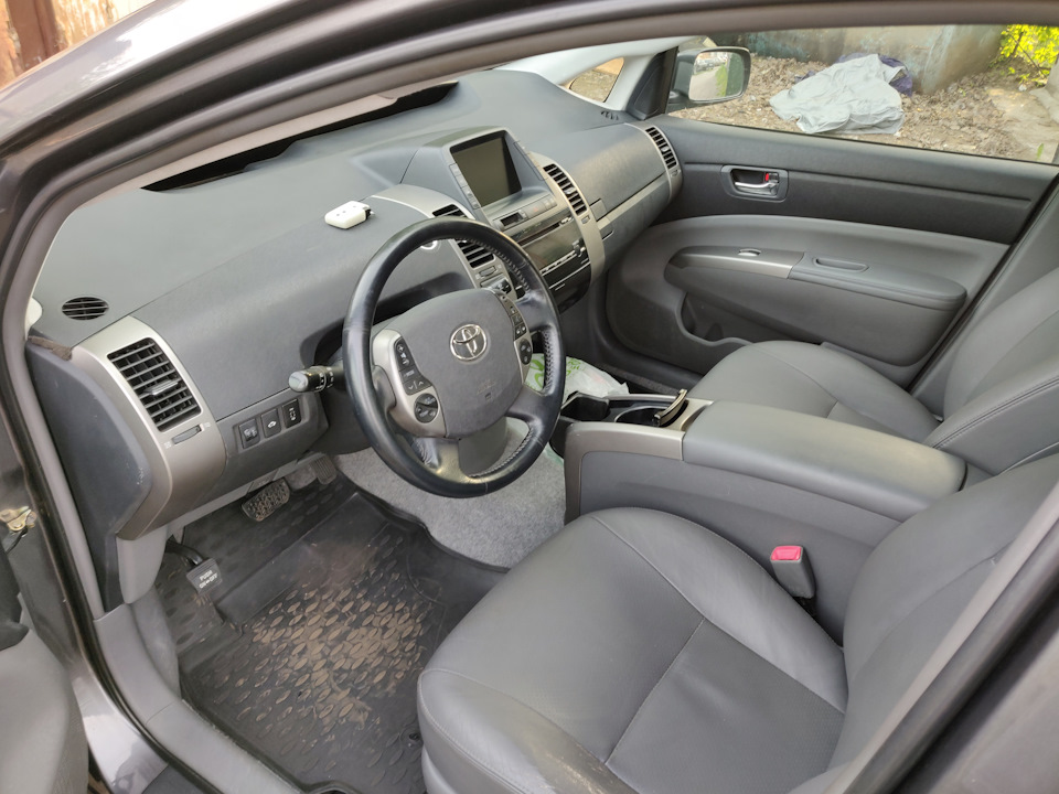Чистка салона, обслуживание батареи — Toyota Prius (20), 1,5 л, 2008 ...
