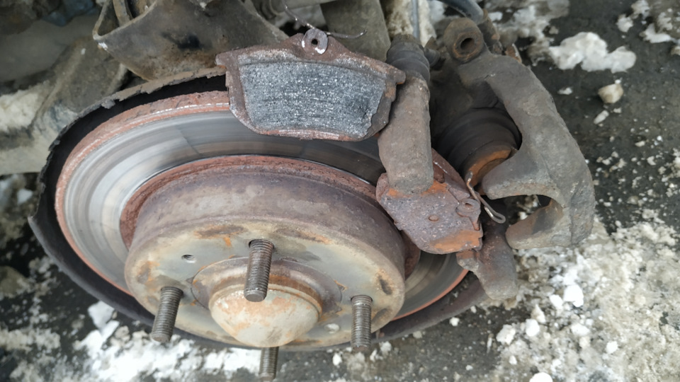 Заклинило тормозной суппорт — Mitsubishi Carisma, 1,6 л, 2001 года ...