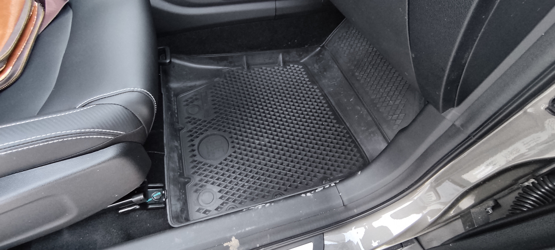 Em3deva-001409. 3d ковры в джили кулрей. Велюровые ковры geely manjaro. Geely atlas pro стержень крепления бардачка. Geely atlas pro стержень крепления бардачка.