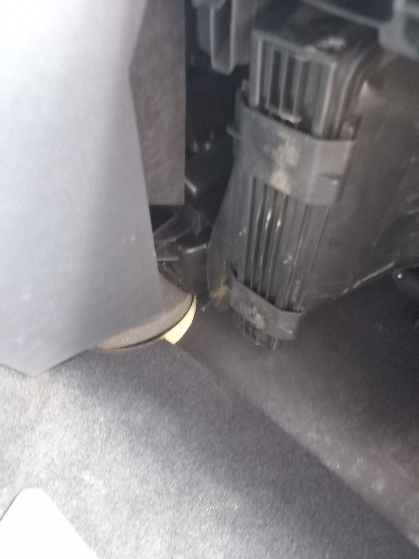 Замена салонного фильтра — Volkswagen Polo Sedan, 1,6 л, 2017 года ...