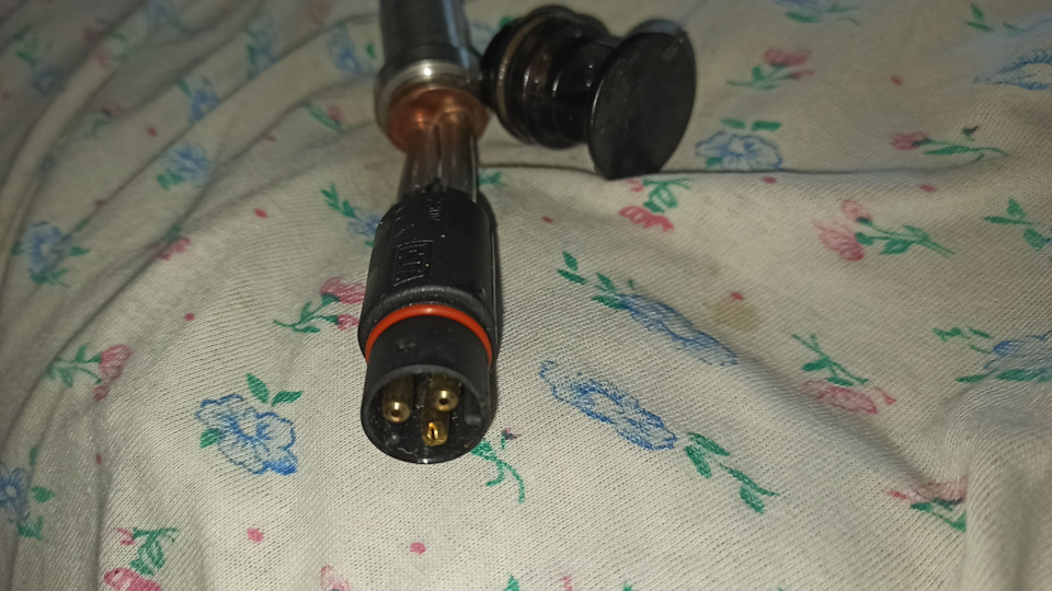 Кипятильник, который слева вставляется вместо чёрной пробки, что лежит справа. — Citroen Grand C4 Picasso (2G)