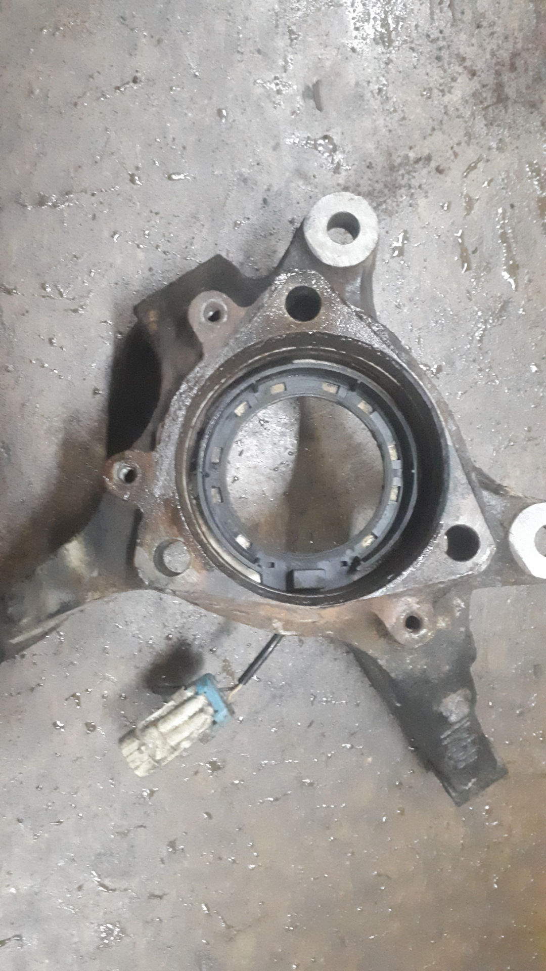 Ошибка ABS или КАК снять прикипевший датчик ABS не повредив ступичный ...