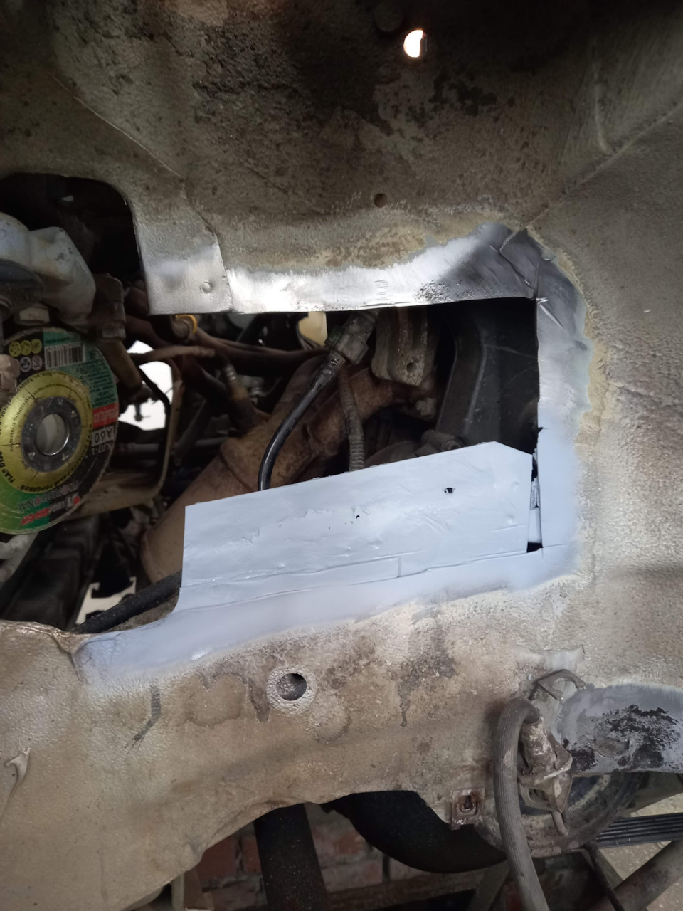 Правый передний стакан, прогнил насквозь — Lada Приора универсал