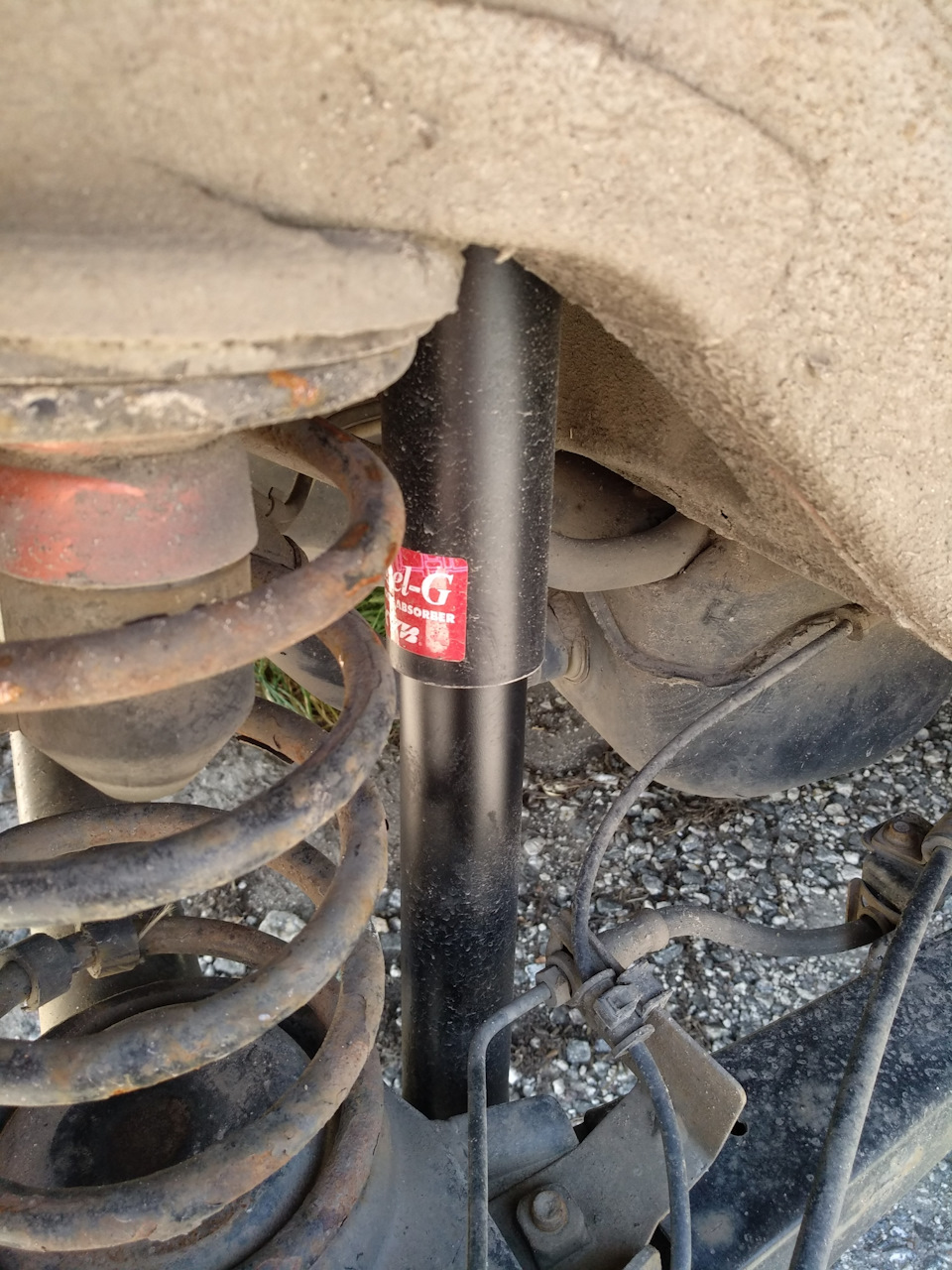 Втулка заднего амортизатора ниссан альмера классик. Вытекли задние амортизаторы. Вытек амортизатор. Неисправный задний амортизатор. Потекла стойка амортизатора.