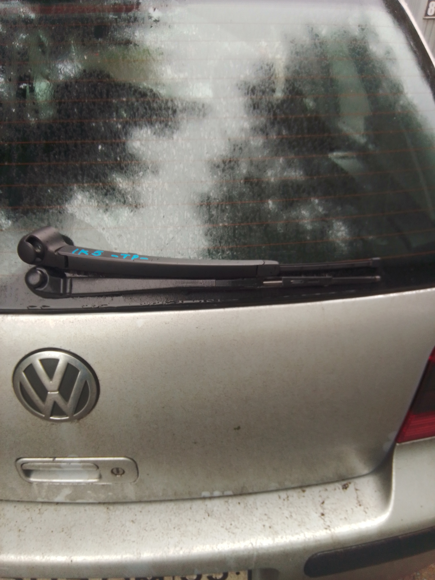 Классика жанра — задний дворник от MK 5 — Volkswagen Golf Mk4, 1,6 л ...