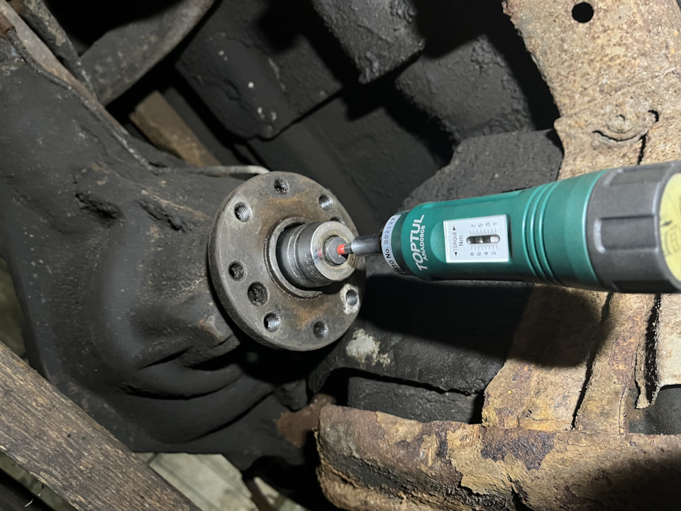 затяжка гайки хвостовика заднего моста — Dodge Durango I, 5,9 л, 2000 ...