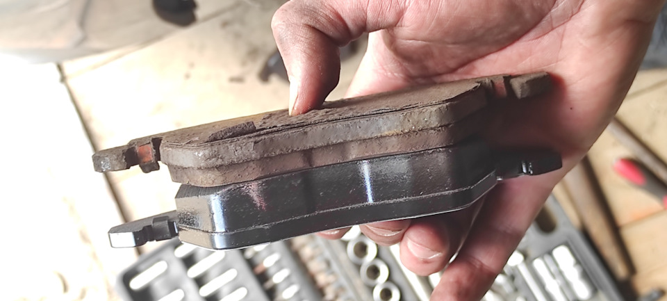 Замена передних и задних колодок на дисковых тормозах поло седан ...