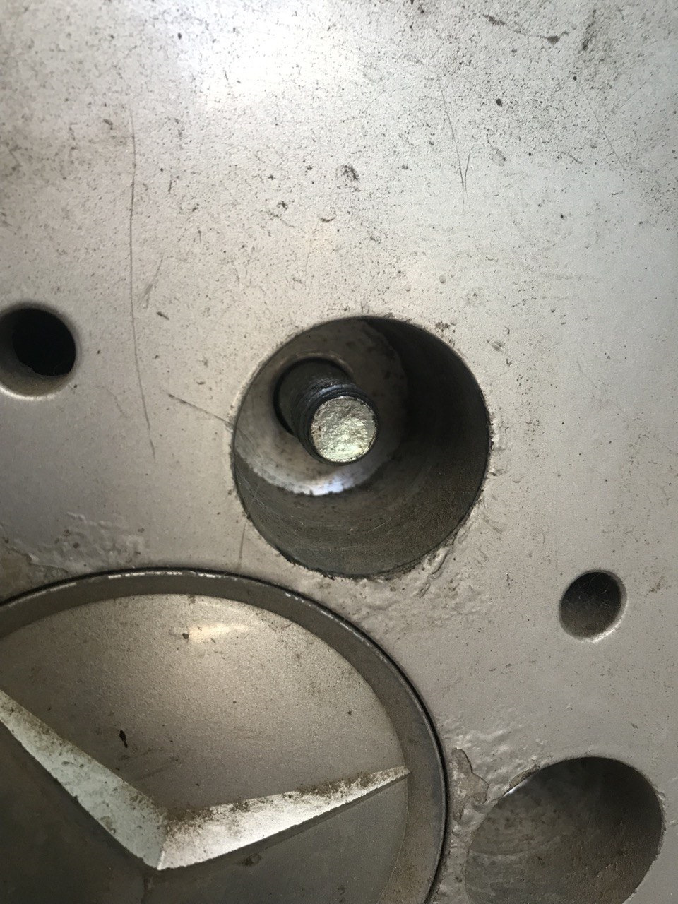 Замена колесных шпилек — Ford Granada Mark II, 2 л, 1981 года | своими ...